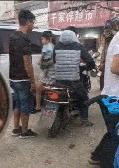 街头魔术大师秀操作，手法实在是太厉害了，找不出任何的破绽