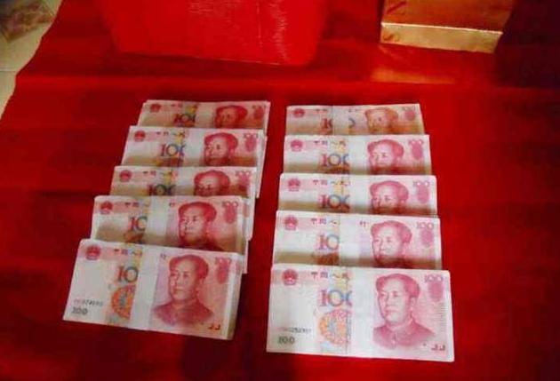 来儿子家养老,大妈想掌管小两口工资,儿子忍无可忍把她送回老家