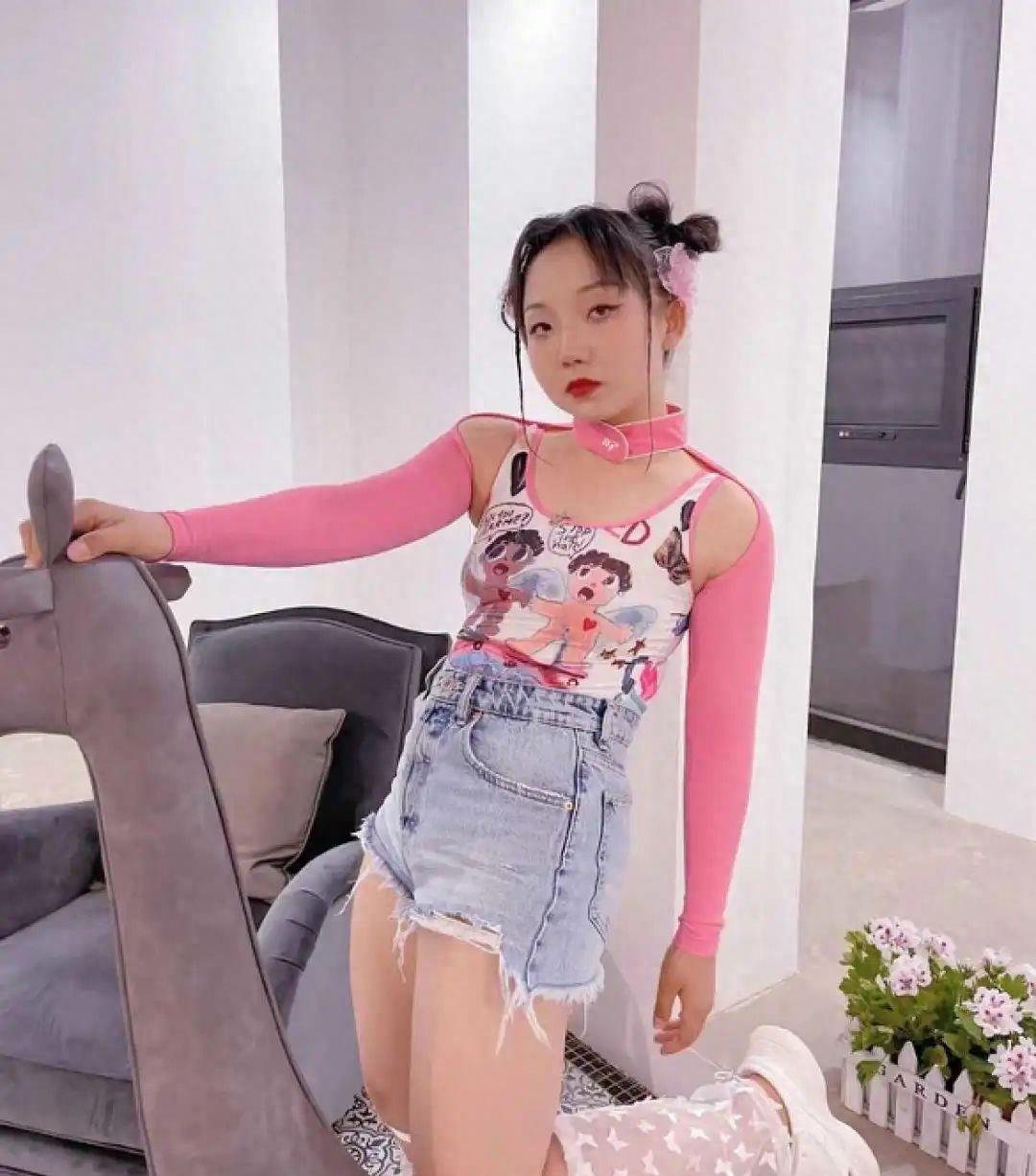 街上穿瑜伽裤还不够，为什么女生穿泳衣走来走去？