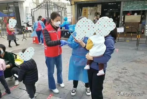 素颜做志愿者走亲民路线被讽刺有目的洗白儿子宣传造势