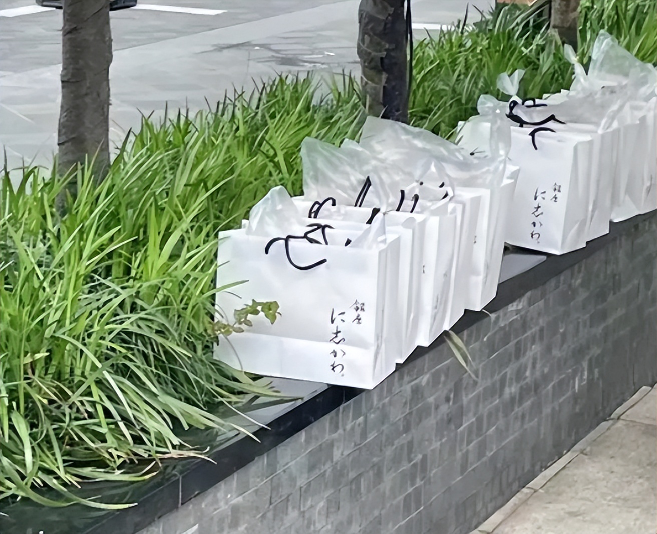 惊！号称日本排名第二的生吐司一条售价98元，顾客排长队，黄牛加价到300元