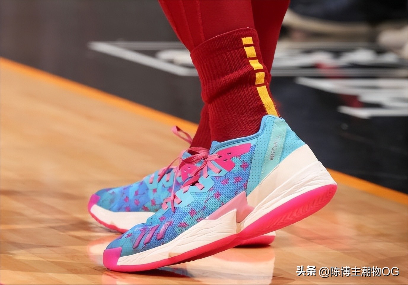 球星上脚篮球鞋欧文,欧文上脚kyrielow2
