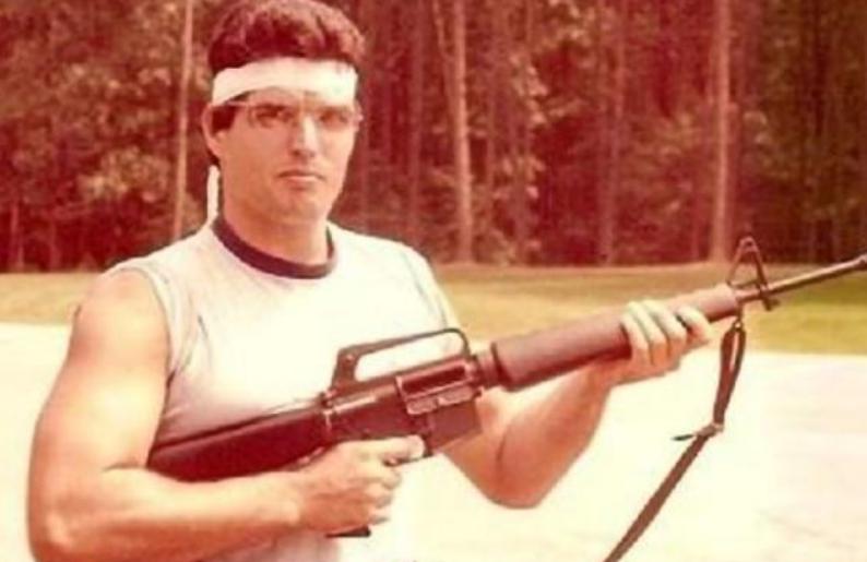 他*底卧**黑帮24年,无奈对上级说道:“再不收网,我就成老大了”