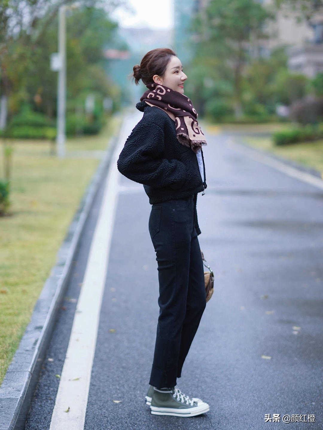 冬天黑色牛仔裤搭配男,冬天穿起来比较有型的牛仔裤