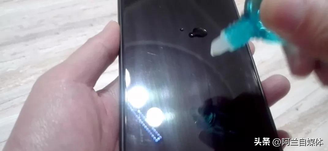 手机屏幕最正确的清洁方法,手机屏幕脏了怎么擦才正确