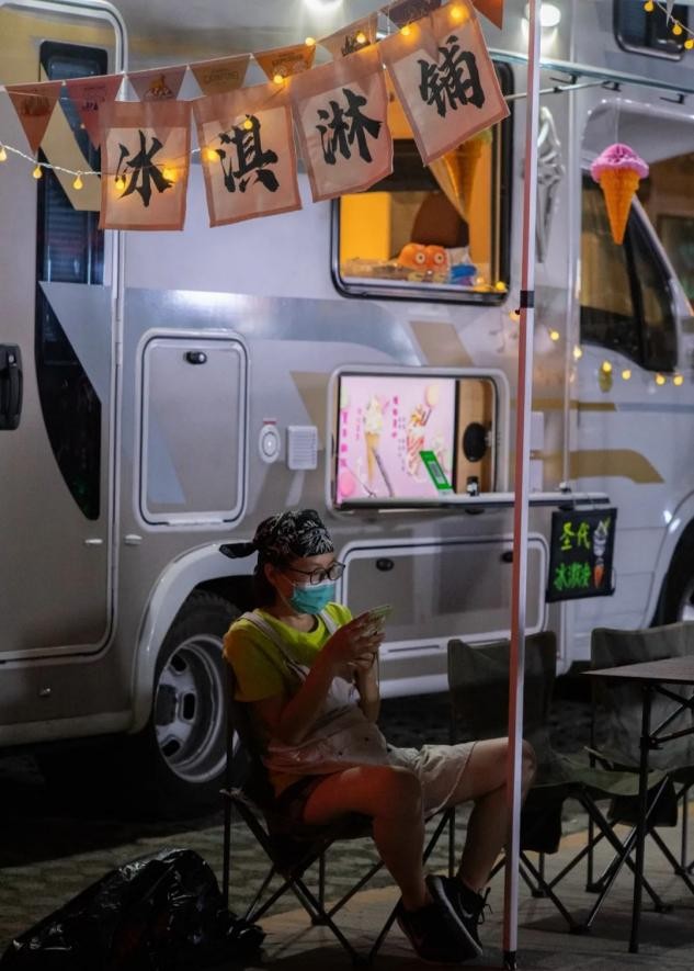 “后备箱经济”火了!90后宝妈摆摊卖泡面,一晚上卖出百碗