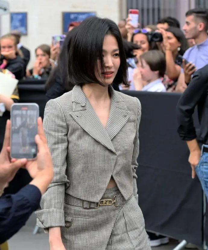 宋慧乔巴黎时装周穿搭同款,宋慧乔一袭白色西服裙显女性魅力