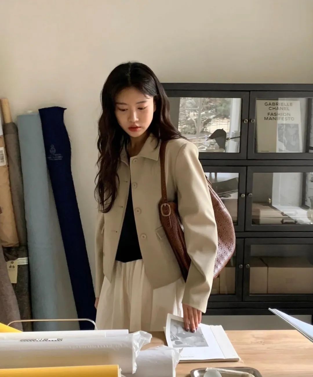 燕麦色肤色适合什么颜色头发,燕麦色外套搭配什么颜色内搭