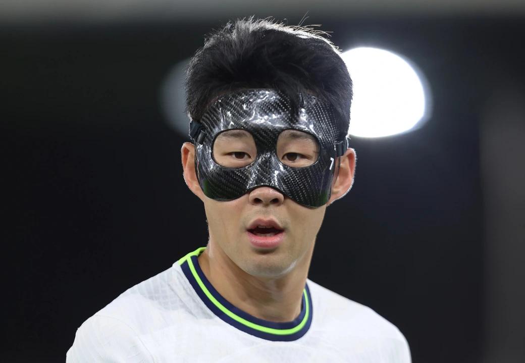 孙兴慜戴面罩参加训练,孙兴慜戴黑色面具出战