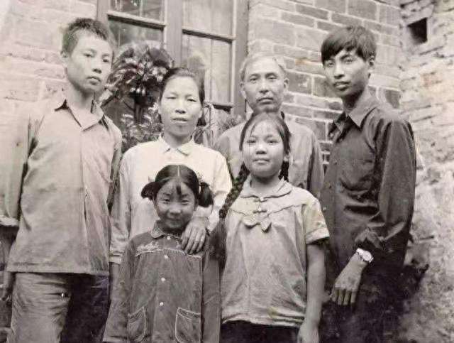 鐑堝＋姣嶄翰鐧藉彂,鐑堝＋姣嶄翰鐪兼唱