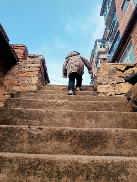 硕士研究生毕业年薪18万,研究生毕业月薪没有老爸工资高