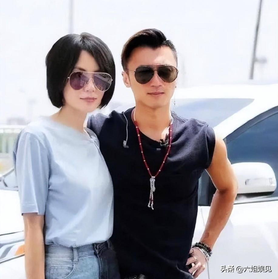 王菲谢霆锋机场牵手登上热搜采访,王菲谢霆锋高调牵手视频