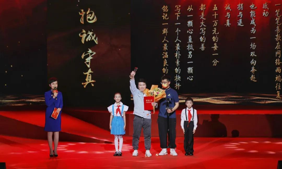 满满的感动夜空中最亮的星朗诵,满满的感动特别暖心