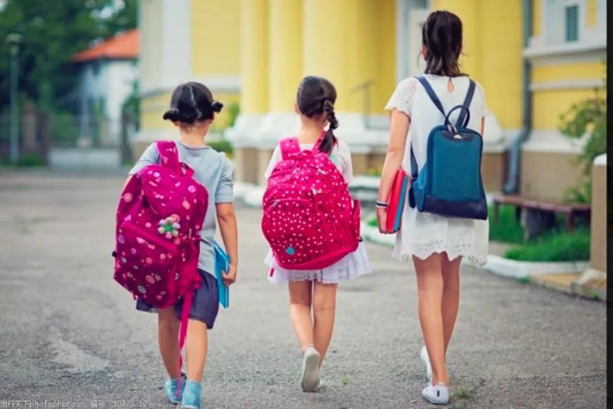 五年级的女生在课堂上尿裤子了，妈妈处理的方法太好了，让我佩服