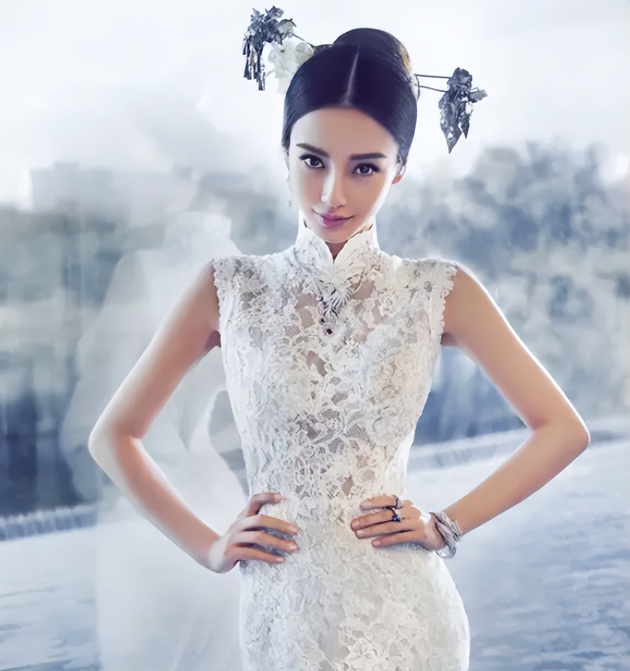 刘嘉玲关晓彤同框,穿旗袍大秀窈窕好身材