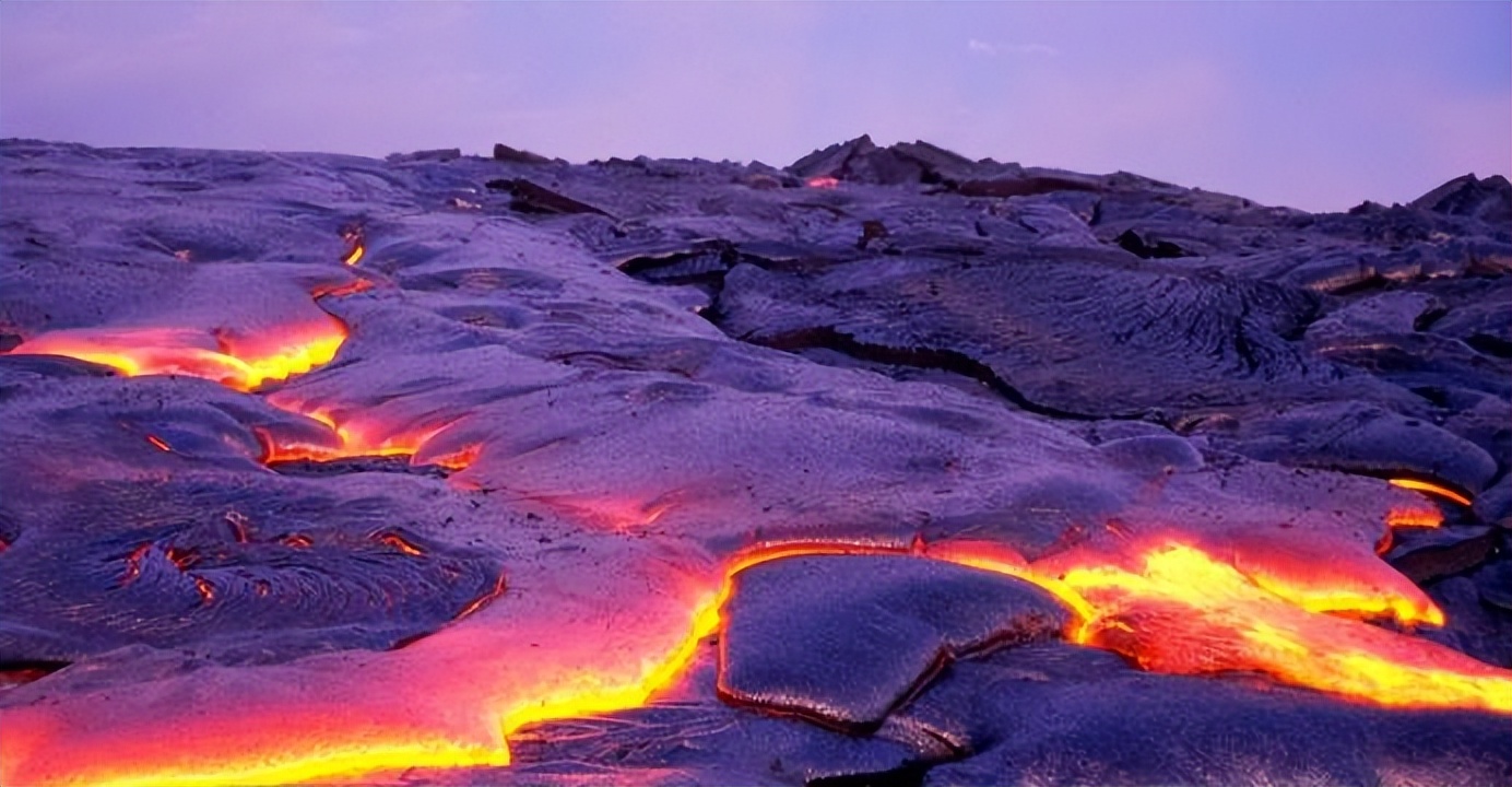 高粘性液体中不断增长的气泡的聚结