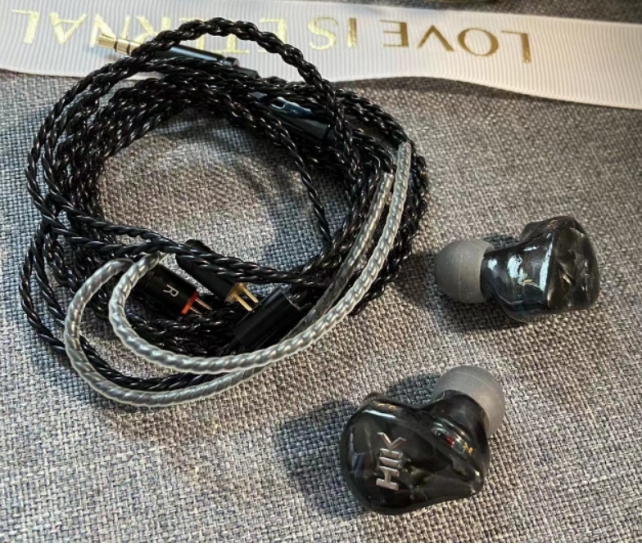 头戴式耳机和入耳式耳机声音差别,入耳式降噪和头戴式降噪的舒适度