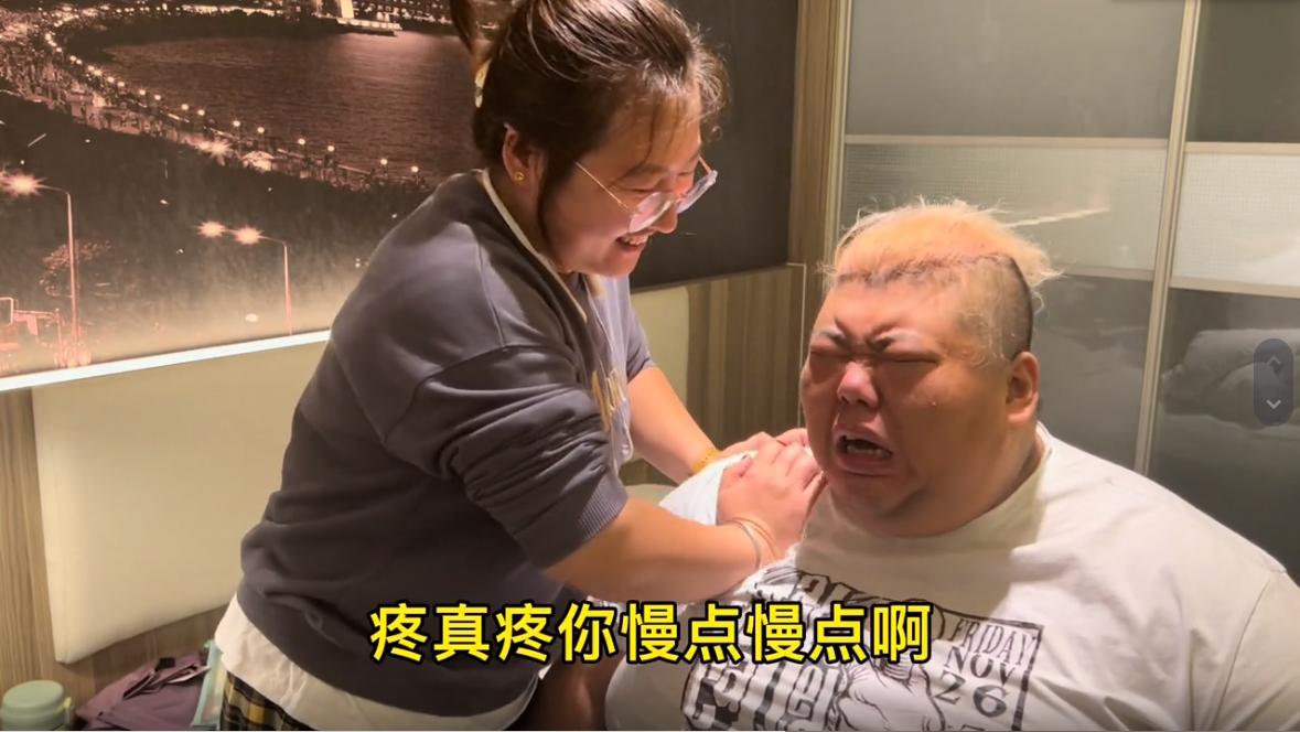 560斤胖猴仔减肥欢乐多，一周减17斤得神秘大奖，打开后本尊急了