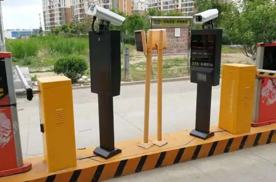 法律科普：砸了摄像头，难道就能不交停车费？