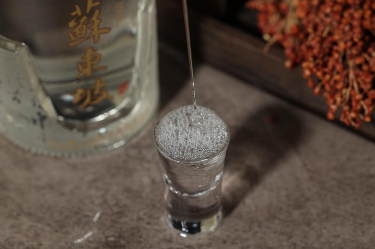 买纯粮食白酒怎么看瓶上标志,白酒瓶身看好坏