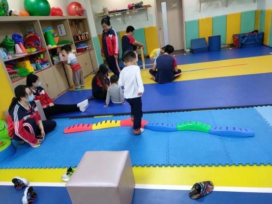 剪刀腿肌张力过高是脑瘫吗,肌张力过高与脑瘫的区别