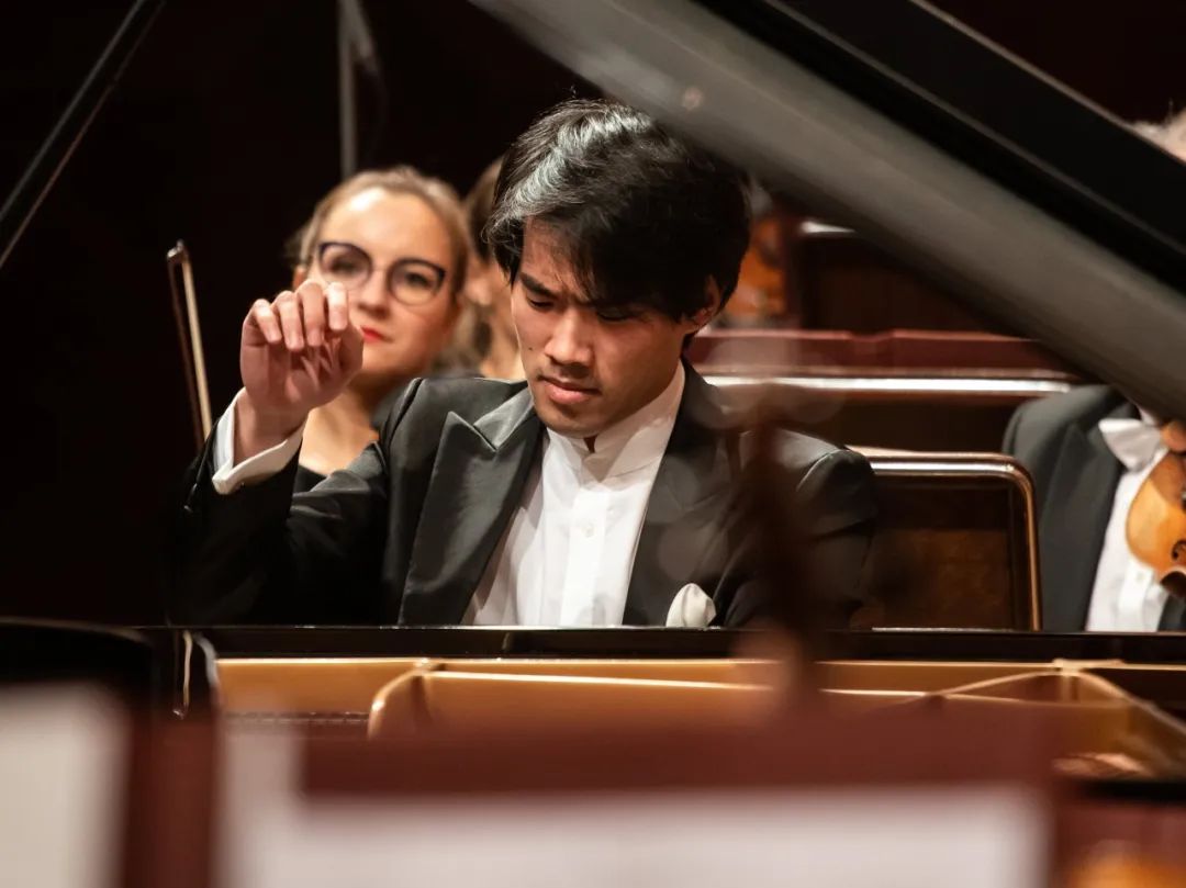 8岁学弹琴是不是太晚了,8岁开始学钢琴太晚了吧