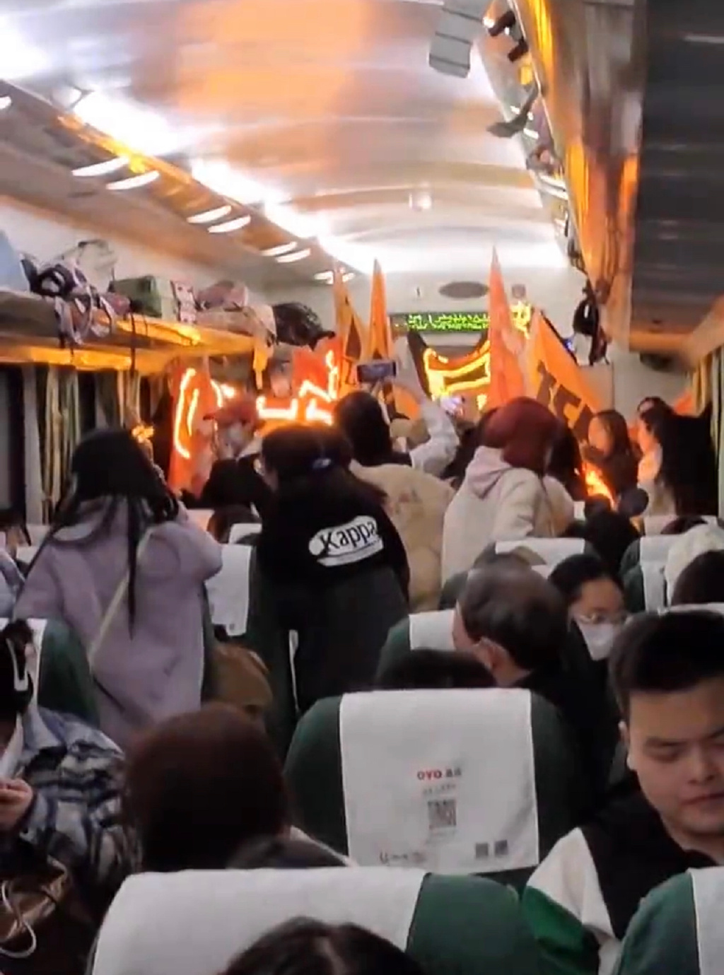 tfboys粉丝举旗游街,tfboys粉丝举旗游街打灯牌