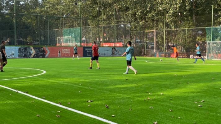 今年的成都热得发慌，夏天里的蒙爸足球，爱得发狂