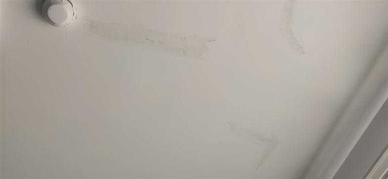 楼上房顶渗水到楼下图片,楼上漏水导致楼下墙面脱皮