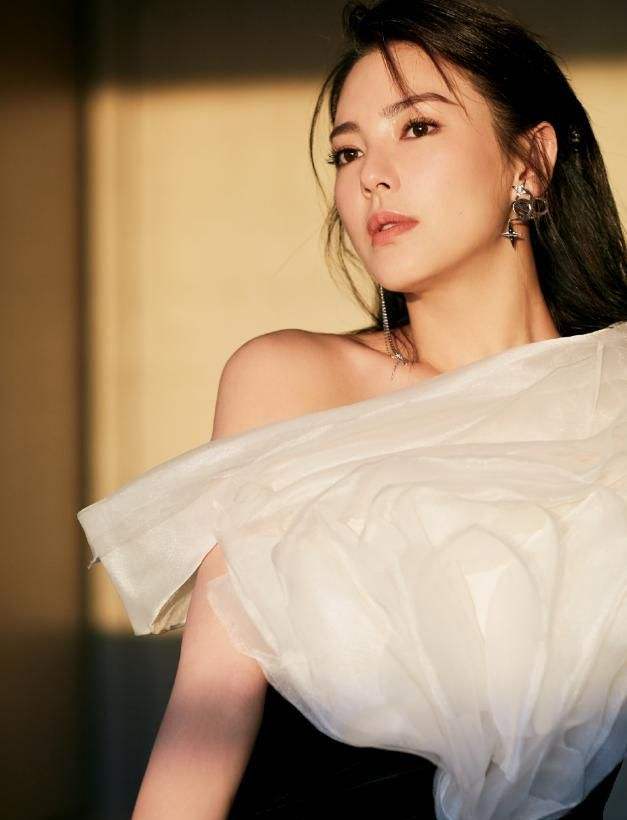 女星为保养有多拼？痔疮膏、开塞露变护肤单品，烂菜叶用来做酵素