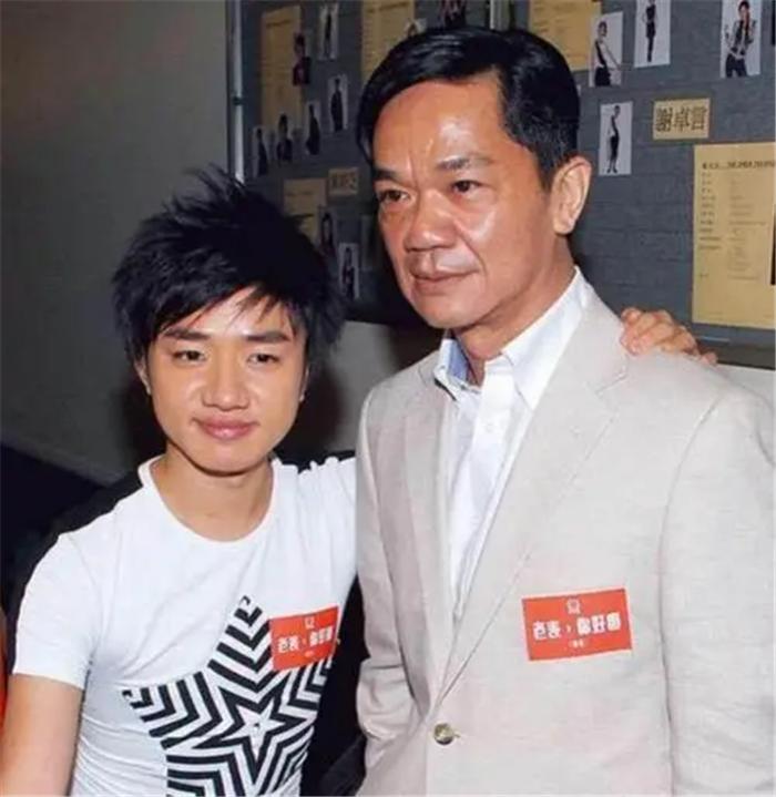 64岁的“傻标”黄光亮，在内地过起了退休生活，被传是王祖蓝老爸