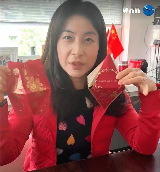 郭晶晶带女儿做灯笼，2人竟用3语对话，小女儿腰果眼神似霍家奶奶