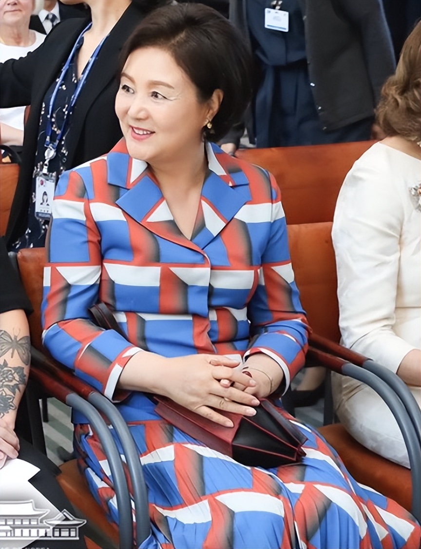 文在寅夫人奢侈品,韩国文在寅夫人42套大衣图片