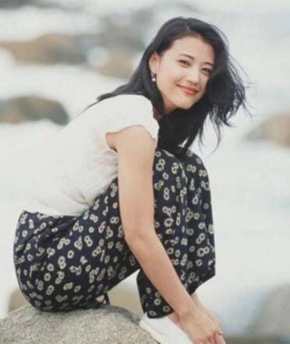 最有钱女明星刘亦菲,刘亦菲秀名贵翡翠大耳环