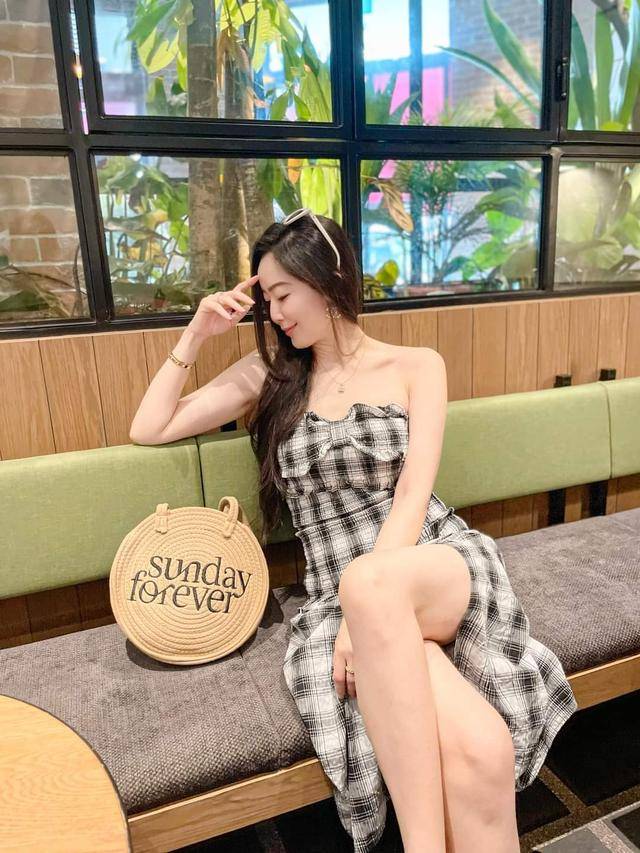 40岁女人半身小黑裙的搭配,春秋裙40岁女人有气质的穿搭