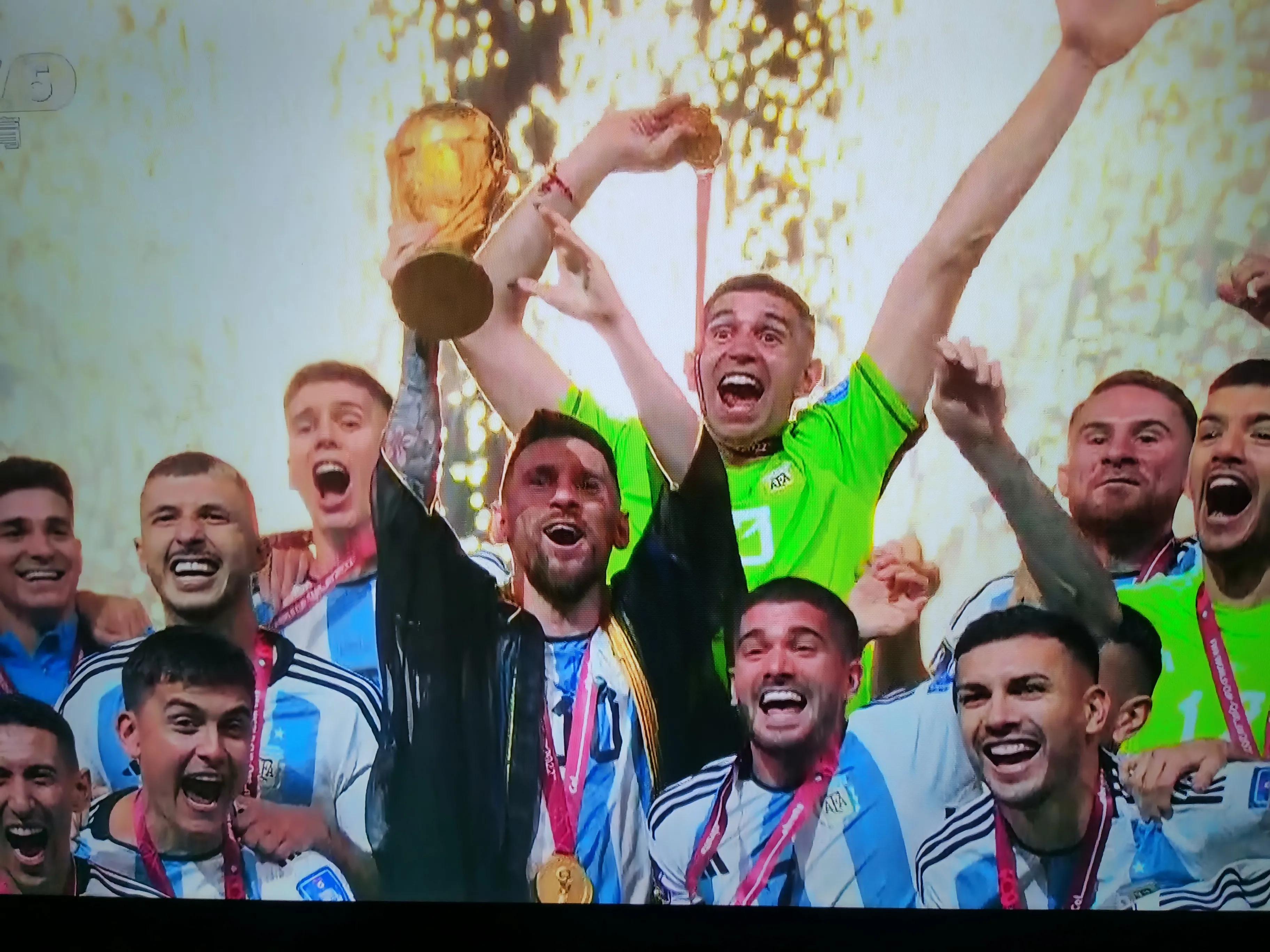 现代诗朗读同框,现代诗举杯