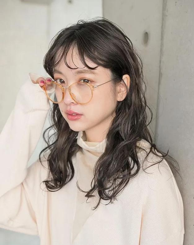 2023年流行烫发图片,2020年最流行的发型短发瘦脸烫发