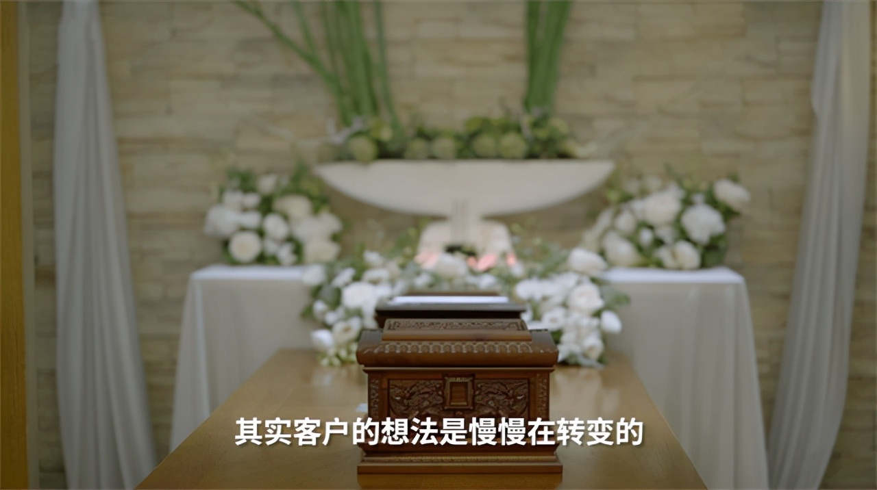 90后葬礼策划师让亲属跟逝者告别,葬礼策划师视频