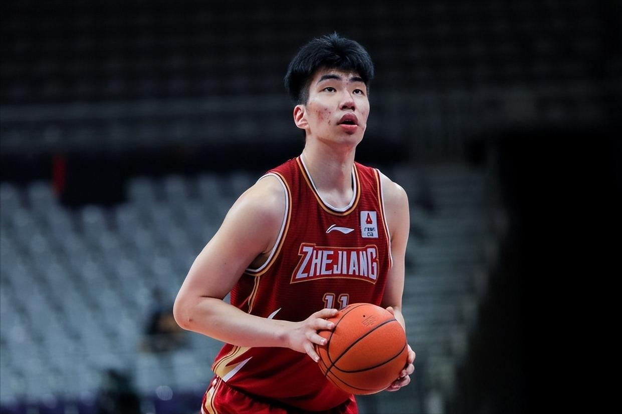 CBA最佳新秀余嘉豪，男篮最坚实的中锋，被称为姚明的接班人