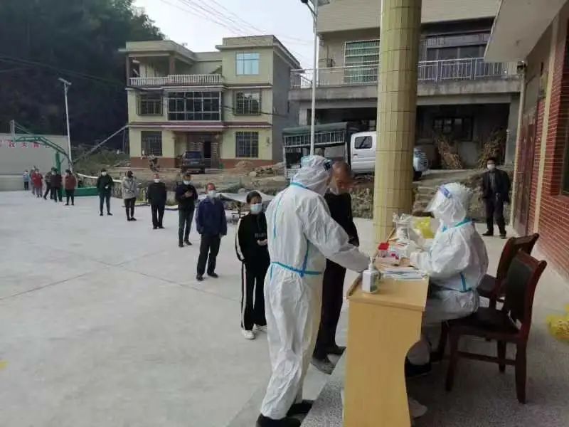 防疫第一线亮丽风景线,医护人员防疫最美背影