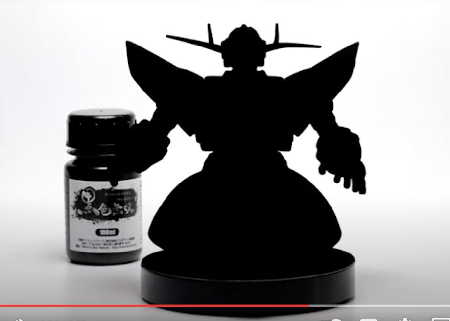 日本小哥在身上涂油漆,小哥把世界上最黑的颜料涂在身上