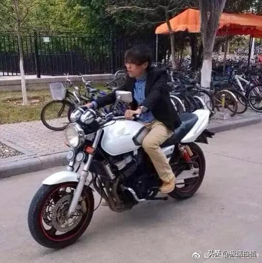 花十几万买摩托的人什么心态,花10万买摩托的人有车吗