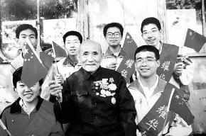 老人蹬三轮捐35万，助300多贫困学子圆梦，死后获感动中国特别奖