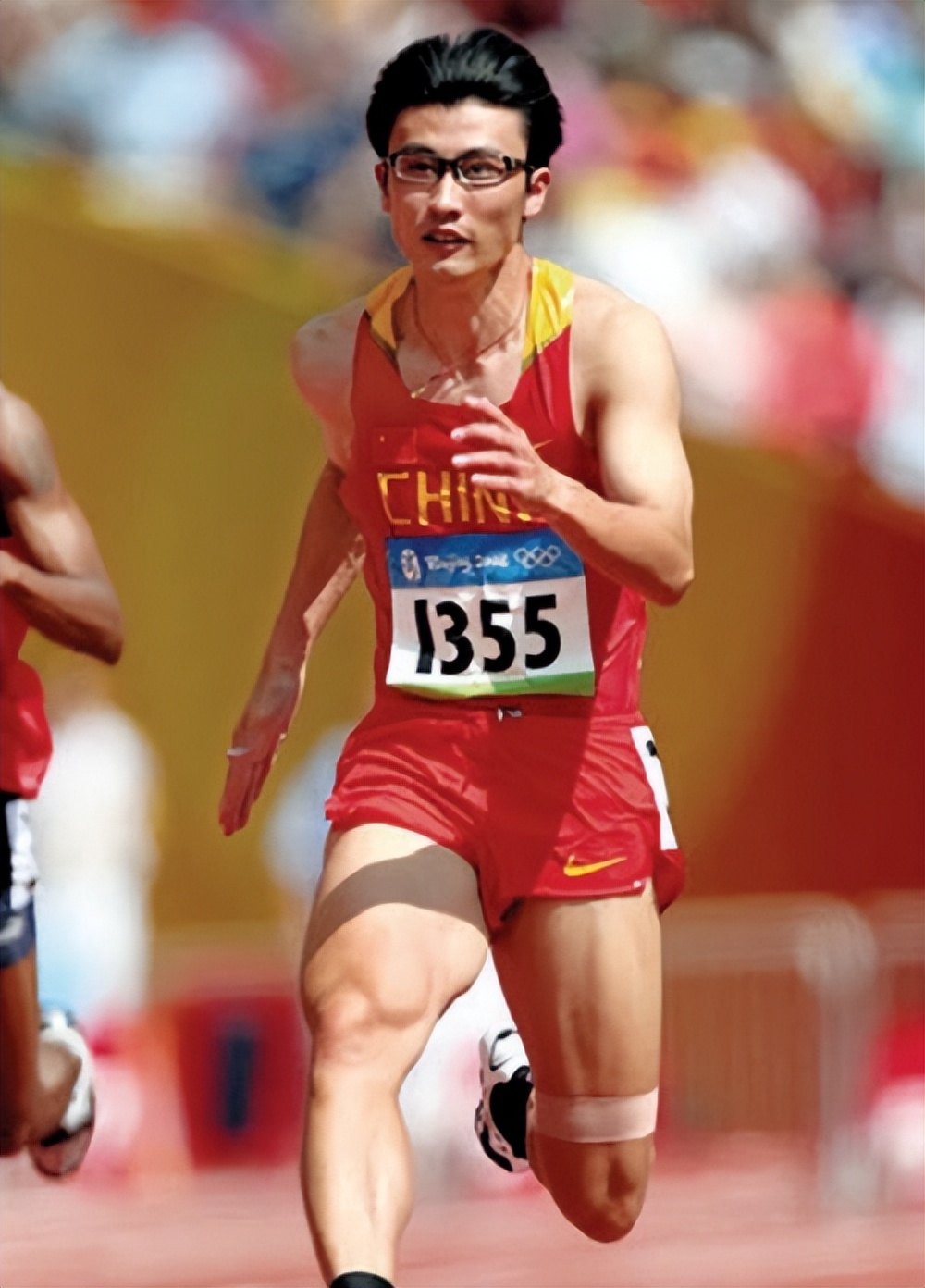 眼镜飞人胡凯：18岁才练习百米却加冕世界冠军，如今是清华副教授