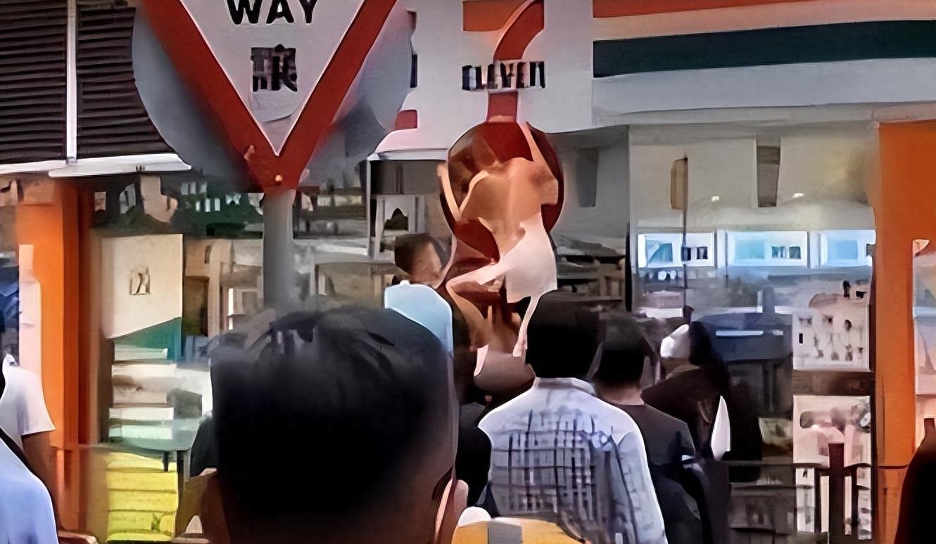 女子偷情在家中被发现半裸，他跳窗逃走，很多男士伸出了援助之手