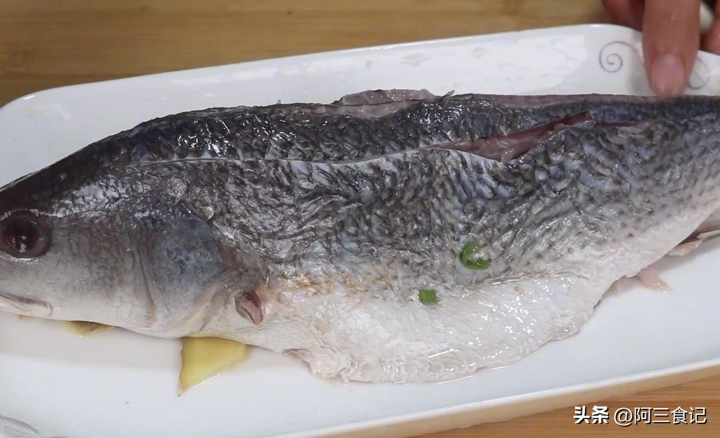 蒸鲈鱼的正确做法不腥不柴,怎么蒸鲈鱼的正确方法
