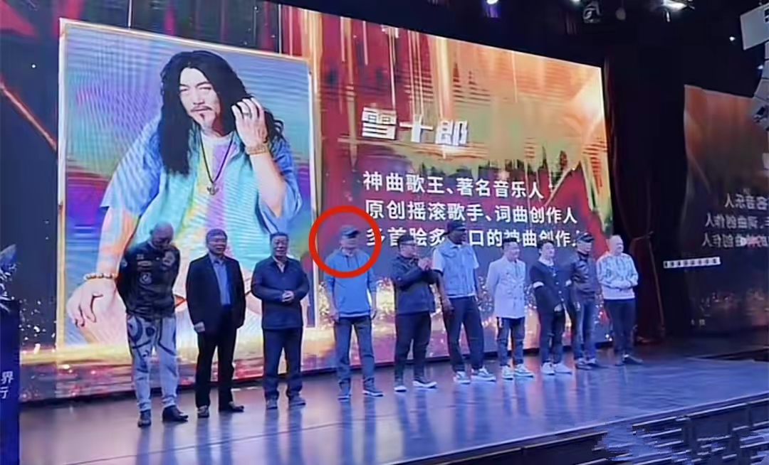 64岁毕福剑现身聚会，翘二郎腿抽烟姿势熟练，与网红合影被挤一旁