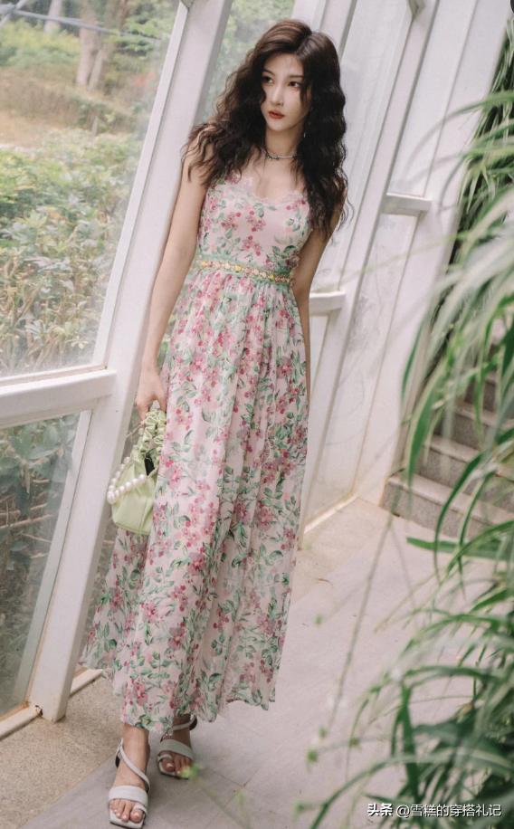 今年爆火吊带裙,最近很火的印花裙子