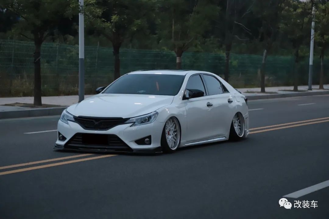被打断腿的丰田锐志大后超，只要改得帅阿珍跑不掉