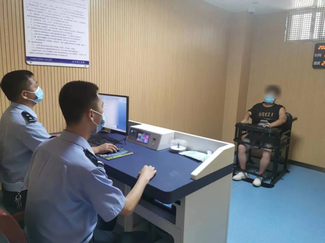 警方通报多人抡酒瓶互殴,自己喝酒摔人家酒瓶被拘留24小时